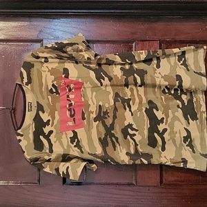 Levi's Camo T-shirt. Medium.
